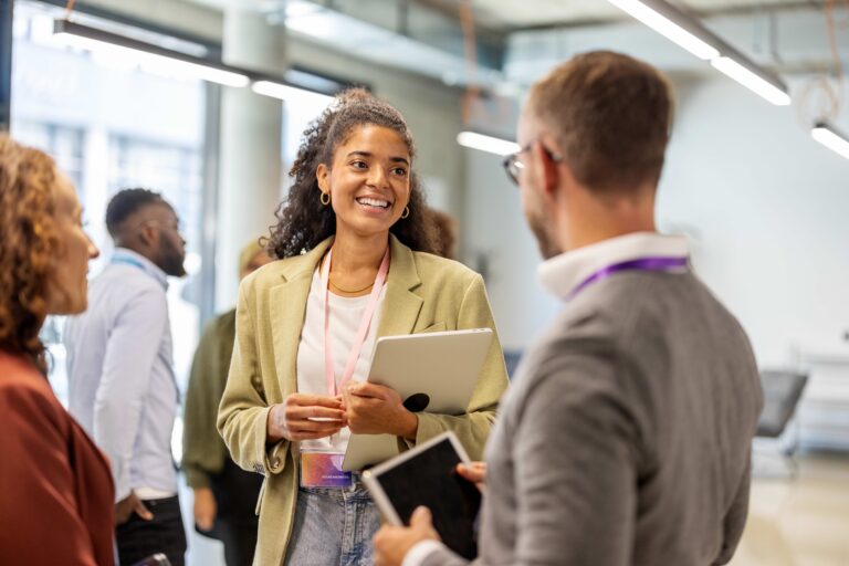 Mensen met elkaar in gesprek tijdens een bijeenkomst over werk en scholing