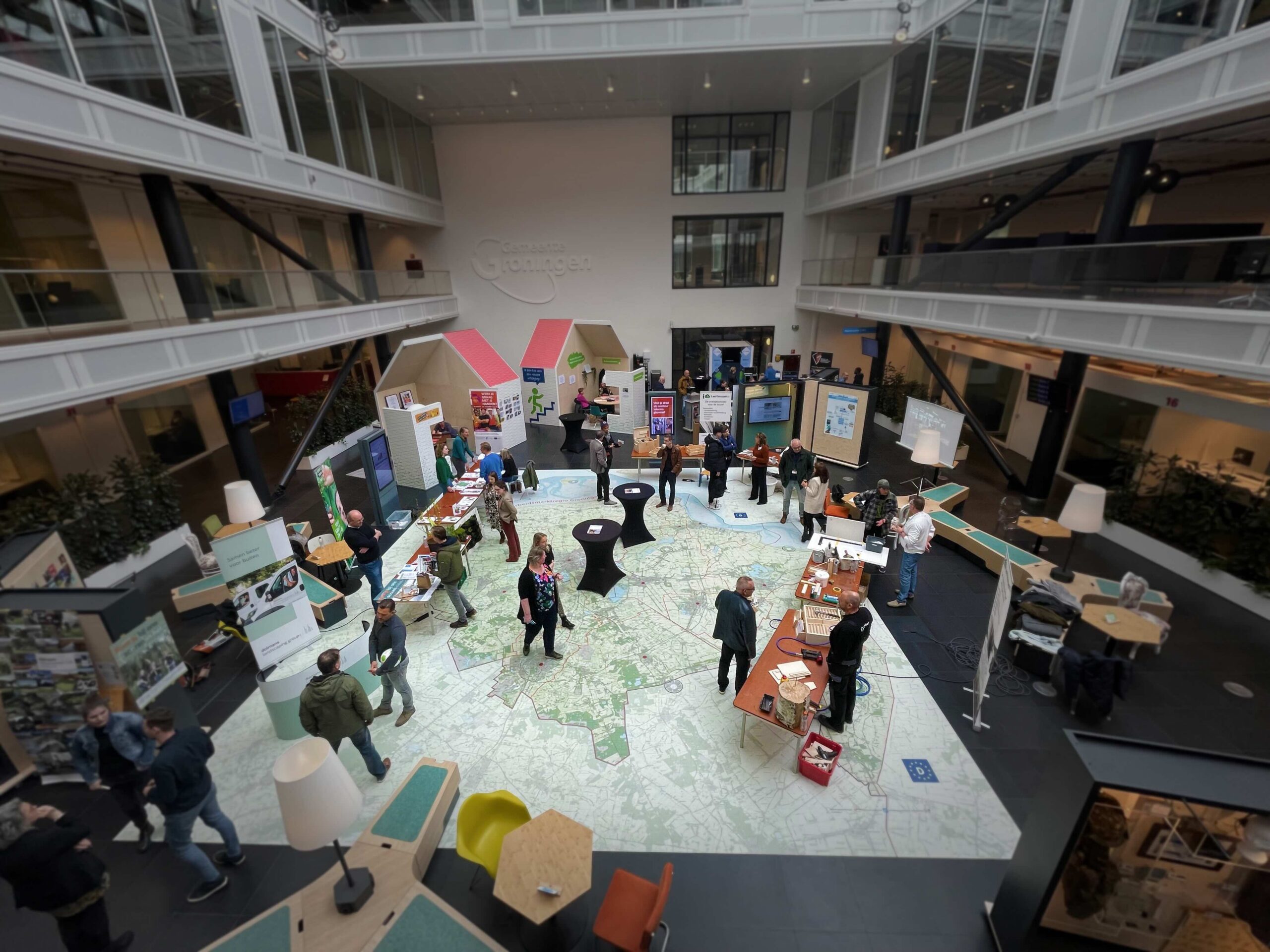 Photo of an event at Talentperron. A large space filled with people and booths.
